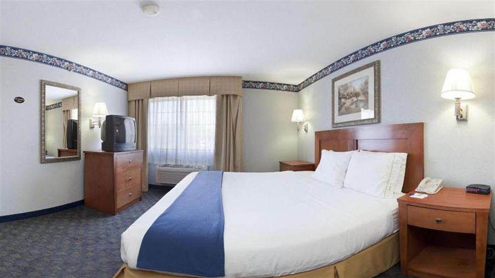 Comfort Inn & Suites Napoleon Екстериор снимка