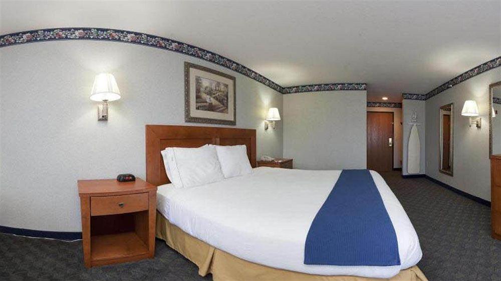 Comfort Inn & Suites Napoleon Екстериор снимка