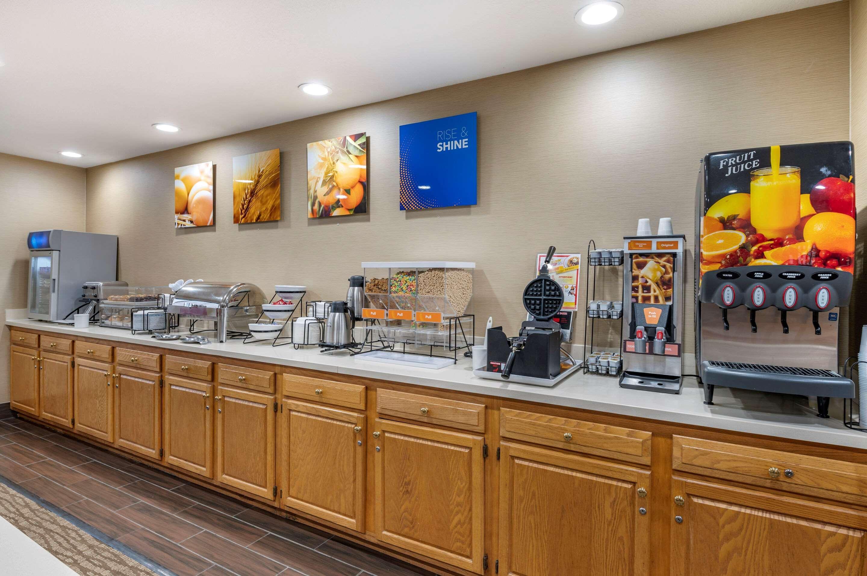 Comfort Inn & Suites Napoleon Екстериор снимка