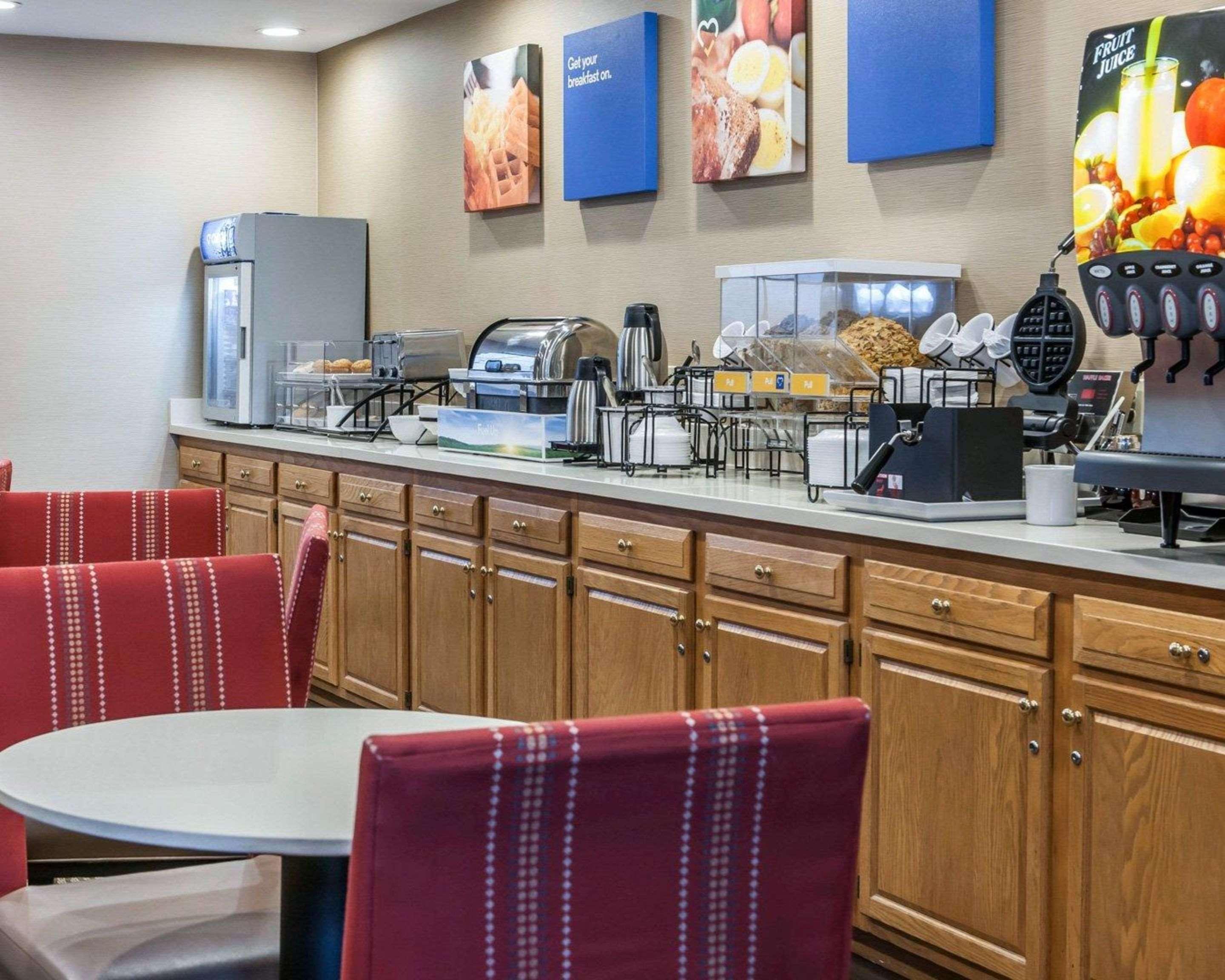 Comfort Inn & Suites Napoleon Екстериор снимка