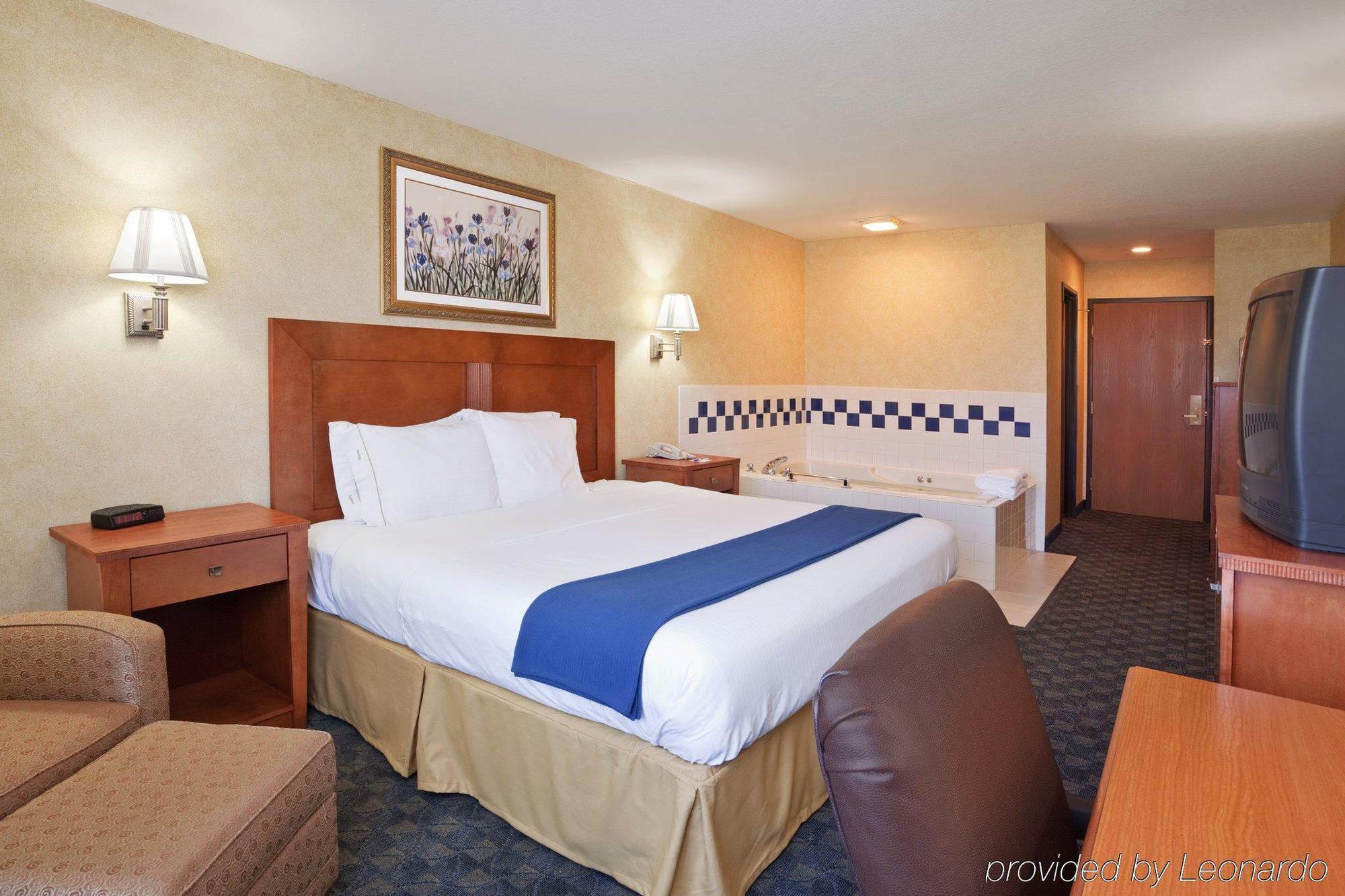 Comfort Inn & Suites Napoleon Стая снимка