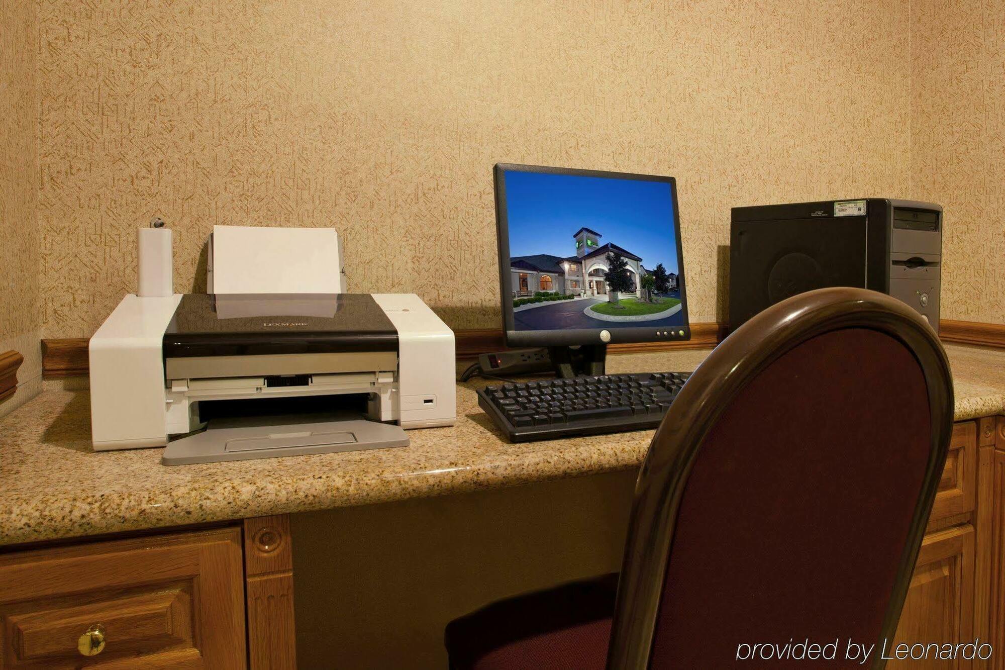 Comfort Inn & Suites Napoleon Съоръжения снимка